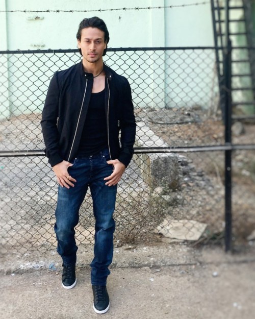 Tiger Shroff Hd Wallpaper Download - Tiger Shroff In Student Of The ...