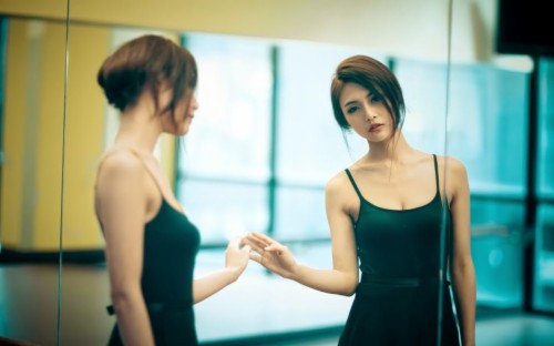 Asian Girl Short Hair Green Skirt Wallpaper Mirror With