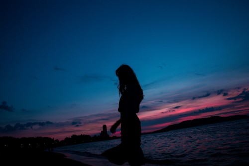 Girl Silhouette At Night - Beach Sunset Silhouette Girl (#2896441) - HD ...